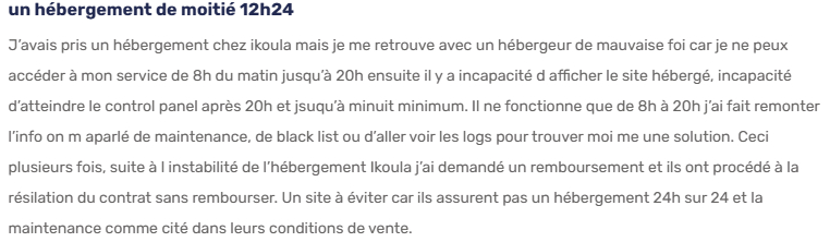 Un commentaire critique les problèmes de disponibilité de l'hébergement web.